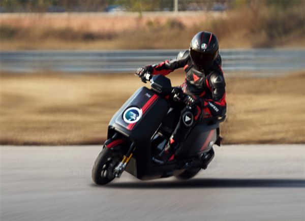 电摩上市；小米支架式自拍杆Mini版开售凯发k8登录小牛NX Hyper赛道风格