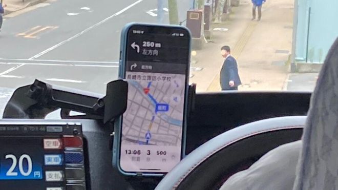 申请等红绿灯时司机玩手机算违反交通规则吗？凯发k8娱乐登录在日本违反交规或影响永住(图2)